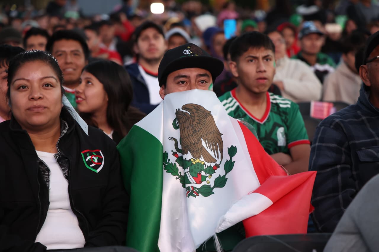 FOTO - TRANSMISIÓN DEL PARTIDO DE FUTBOL MÉXICO VS PORTUGAL EN EL ZÓCALO CAPITALINO (3).jpeg