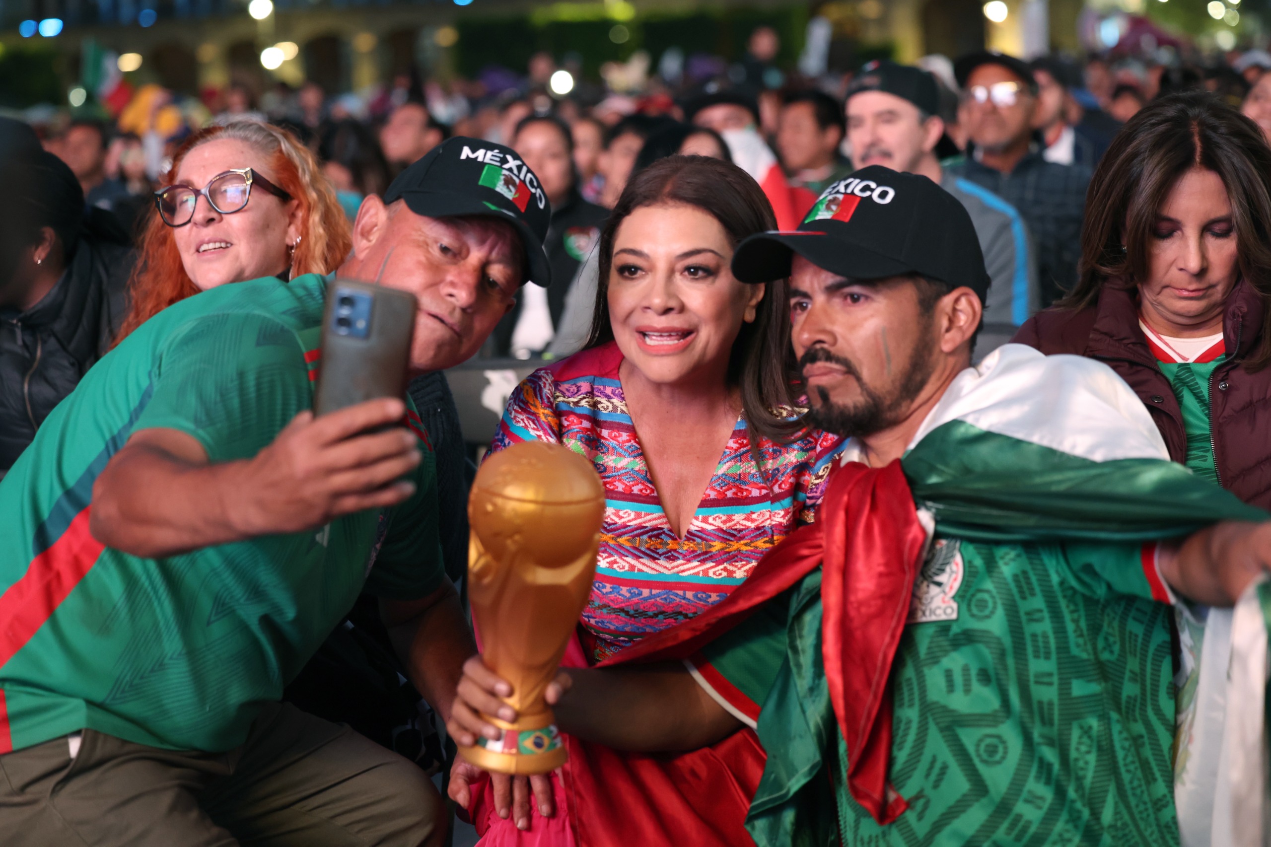 FOTO - TRANSMISIÓN DEL PARTIDO DE FUTBOL MÉXICO VS PORTUGAL EN EL ZÓCALO CAPITALINO (21).jpeg